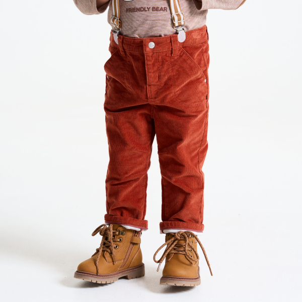 بنطال مخملي مضلّع بحمالات باللون البرتقالي للأولاد الصغلر